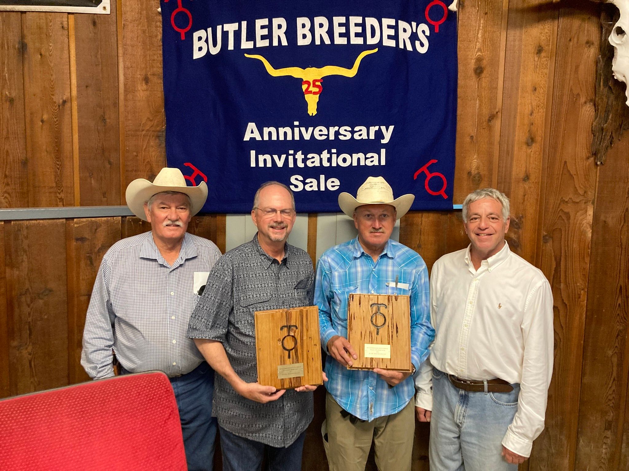 Sale host Michael McLeod, high seller David Stanley, high buyer John Thate and sale host Kaso Kety