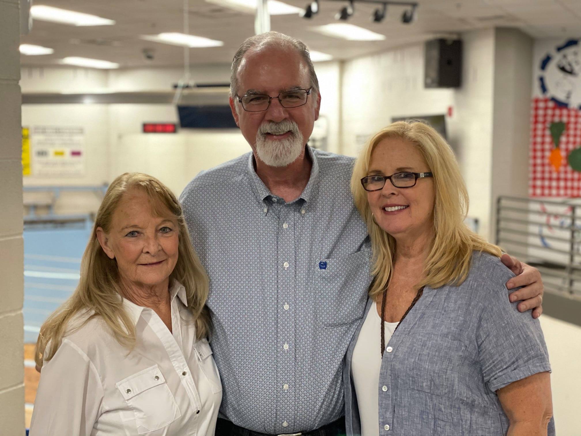 Sale Hosts and Hired Hand customers Bill and Elizabeth Hudson, Hudson Longhorns with Lorinda Valentine, Panther Creek Ranch